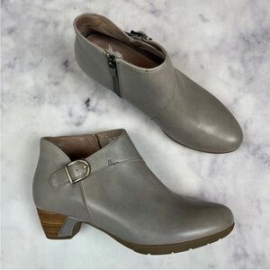 Dansko Darbie Taupe Leather Ankle Boots Low Heel Comfort Buckle Booties Sz 40